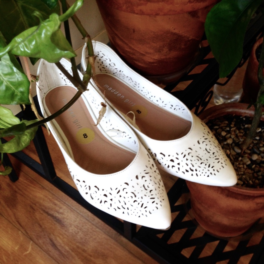 Madden Girl White Flats 💟